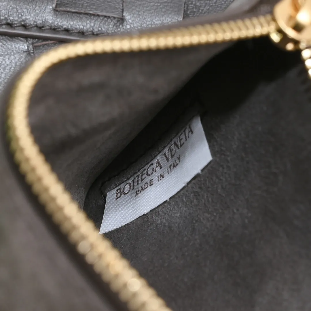 #BottegaVeneta Bottega Veneta Yang Mi's same style Solstice Shoulder Ba's latest bag type also comes with a small bag inside. Very casual style 🔥 High-end, quiet and simple bag from BV show, "Solstice" comes in various colors of dark green, black, ice cream color to present different aesthetics. It is paired with knots made with jewelry-grade craftsmanship. Under the collision of soft leather and metal, it presents a unique sense of high-end. Elegant, casual, unique Style number: 0898 Size: 26*3*30cm